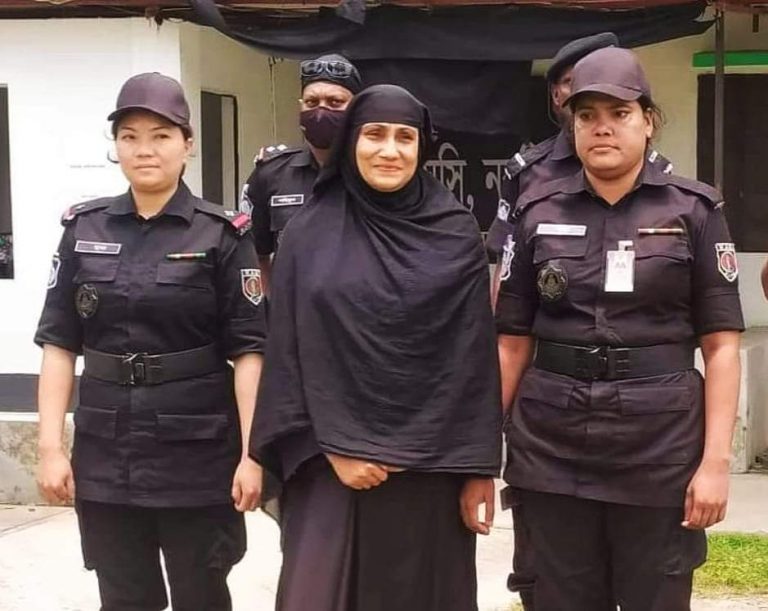 রেলস্টেশনে তরুণীকে হেনস্তাকারী সেই নারী গ্রেপ্তার