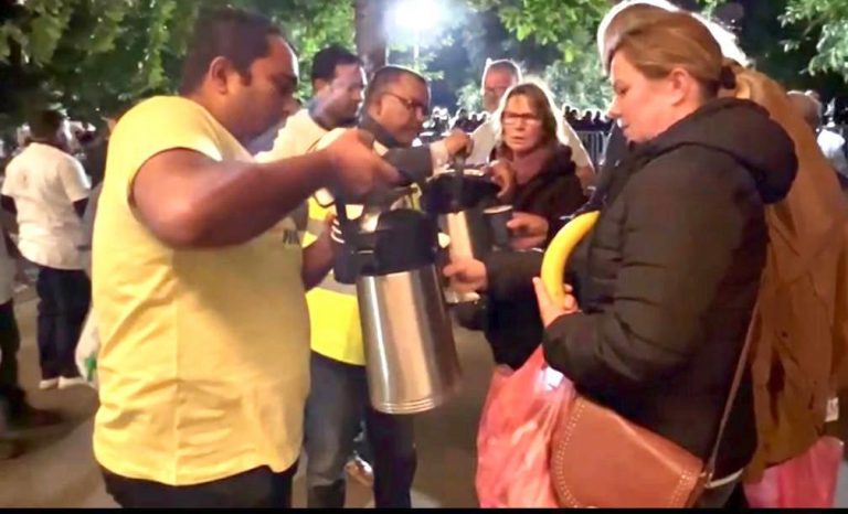 রানির জন্য লাইনে থাকা মানুষের মধ্যে খাবার বিতরন করলো ইস্টহ্যান্ডস ও ব্রিটিশ বাংলা ওয়েলফেয়ার ট্রাস্ট