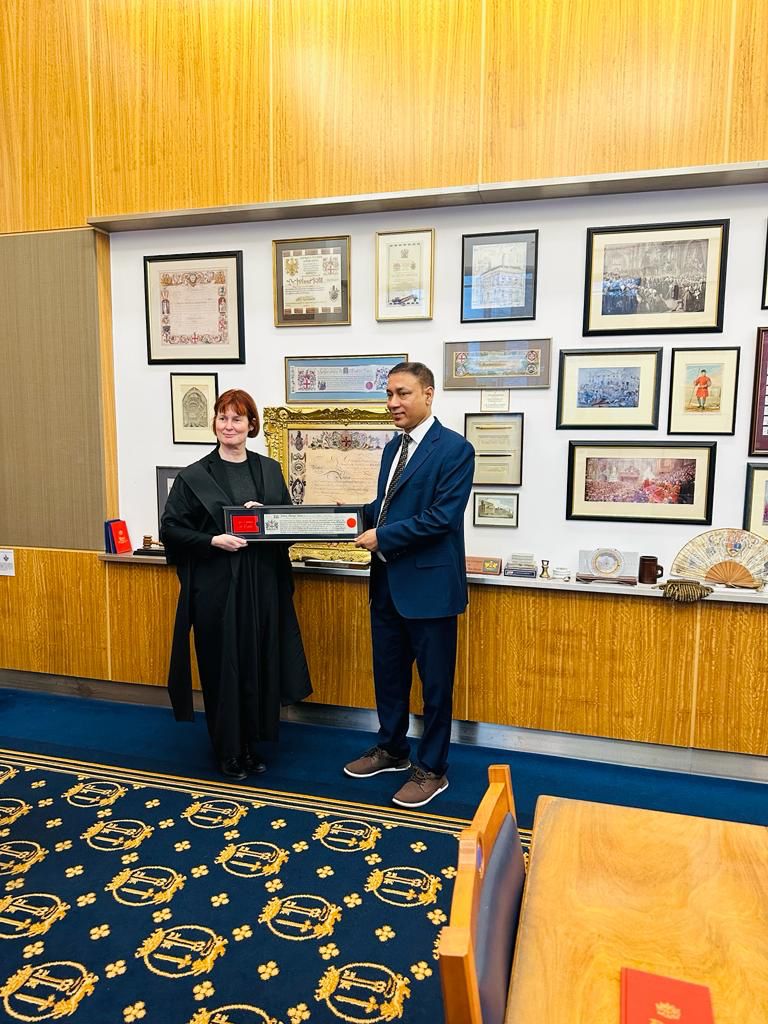 যুক্তরাজ্যের প্রাচীনতম সম্মানসূচক খেতাব পেলেন জামাল খান