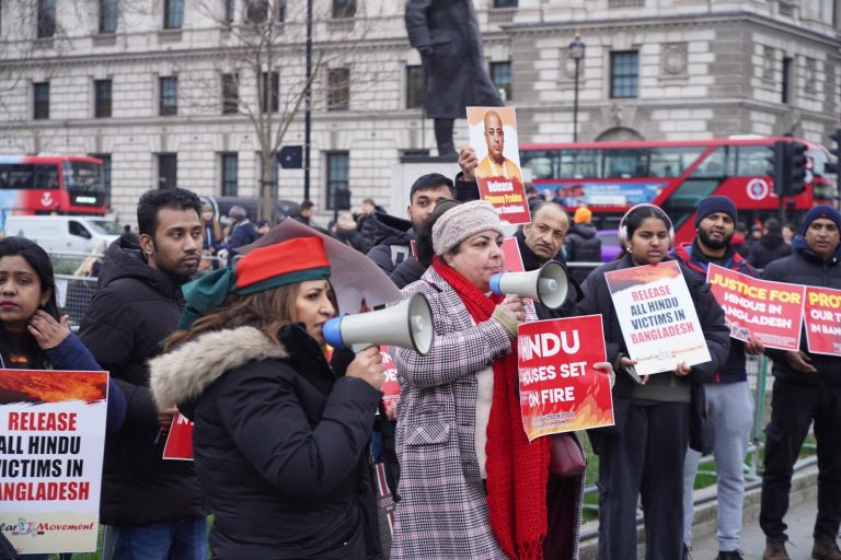 চিন্ময়  প্রভুর মুক্তির দাবীতে ব্রিটেনে পার্লামেন্টের সামনে বিক্ষোভ