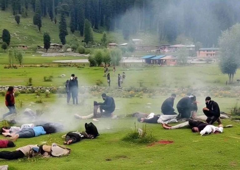 কাশ্মীরে পর্যটকদের ওপর মুসলিম  বন্দুকধারীদের হামলা, নিহত ২৬