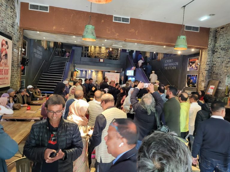 লন্ডনে মাইক এর আওয়াজ