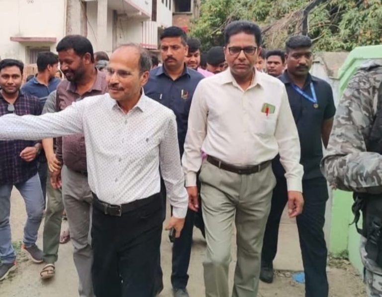 সুনীল চৌধুরীকে সাথে নিয়ে সামশেরগঞ্জের ক্ষতিগ্রস্ত এলাকা পরিদর্শন অধীরের