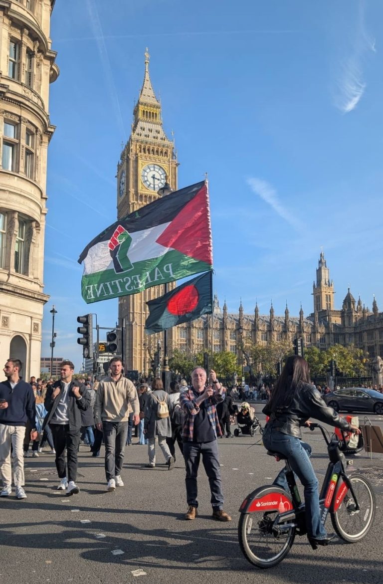 গাজায় স্থায়ী শান্তির দাবিতে লন্ডনে হাজারো মানুষের সমাবেশ